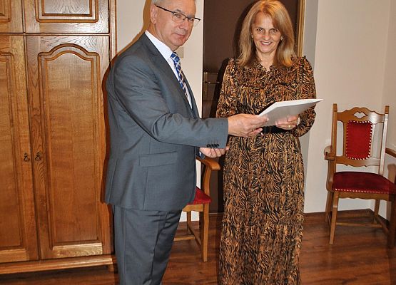 Wójt wręcza nagrodę Pani dyrektor Przedszkola.