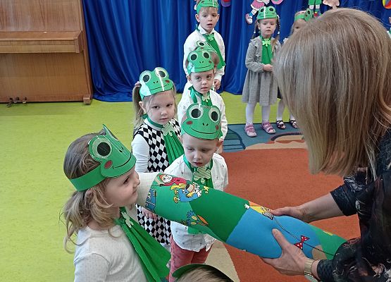 Pani dyrektor pasuje dzieci na przedszkolaka.