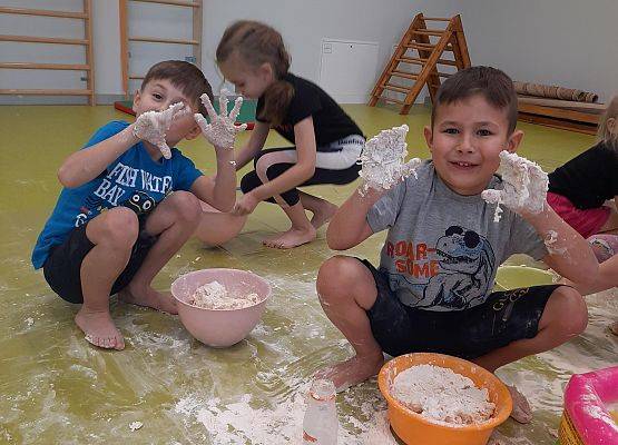 Grupa Tygryski uczestniczące w zajęciach sensoplastyki.