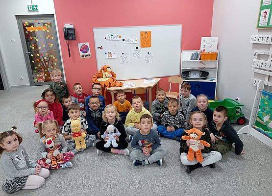 Grupa dzieci z pluszowymi misiami.