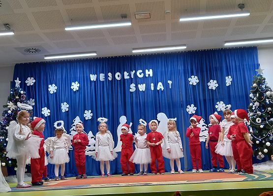 Przedstawienie w wykonaniu grupy Pszczółek.