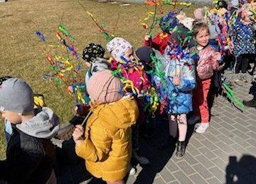 Dzieci podczas spaceru.