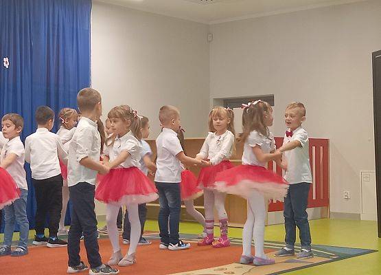 Dzieci podczas występu na apelu.