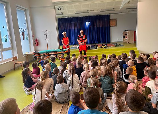 Grupy przedszkolne podczas wykładu na temat pierwszej pomocy.