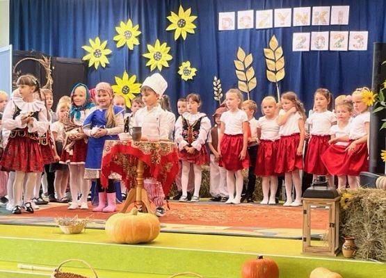 Dzieci podczas występów.