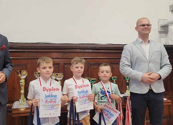 Dzieci z medalami i dyplomami