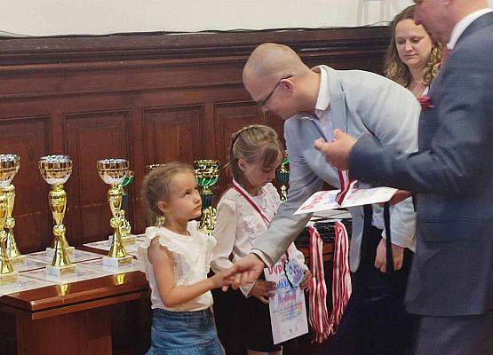 Dzieci z medalami i dyplomami
