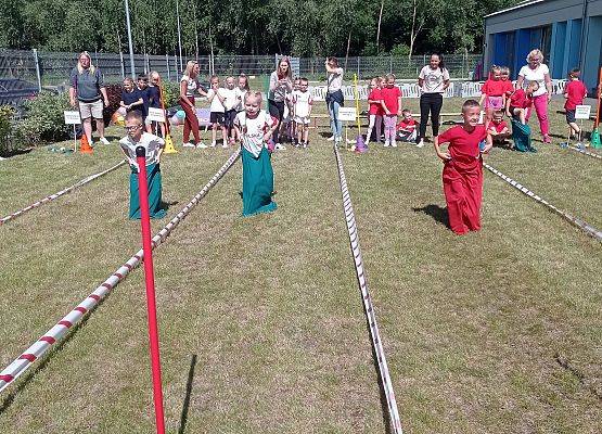 Dzieci podczas konkurencji sportowej