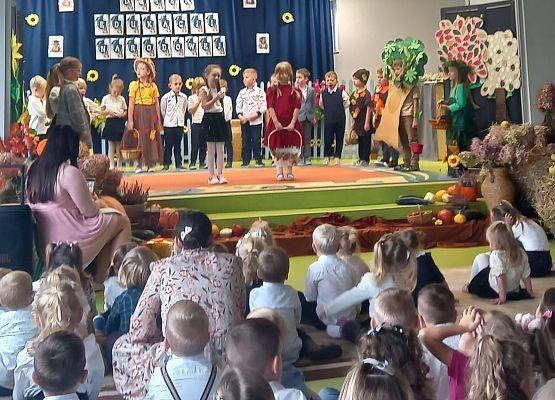Występ dzieci z okazji Dnia Edukacji Narodowej.