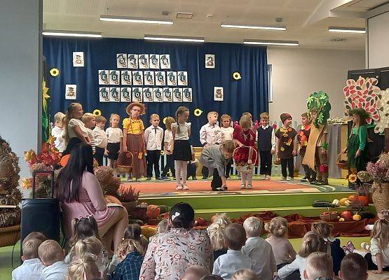 Występ dzieci z okazji Dnia Edukacji Narodowej.