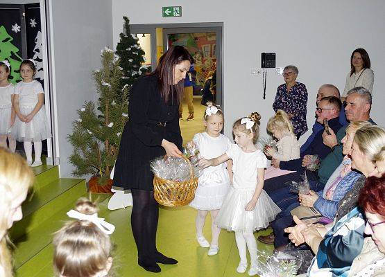 Grafika 9: Przedstawienie Jasełek dla Seniorów.
