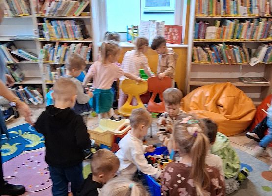 Grafika 3: Wizyta Żabek w Bibliotece